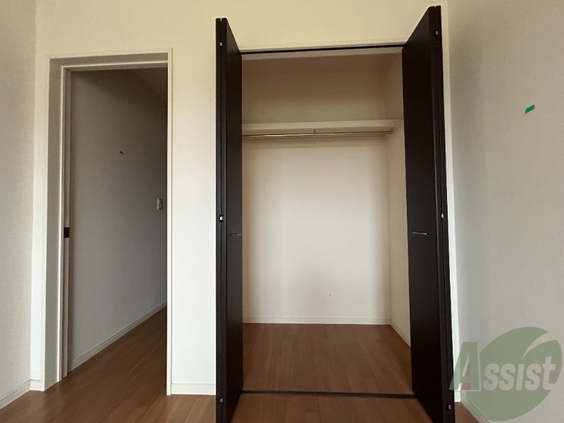 収納　洋室にあるクローゼットです。奥行きがあり広めですね。