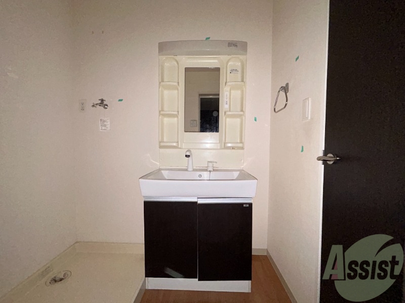 洗面設備　洗面台はシンプルなつくりで手入れがしやすそうですね。