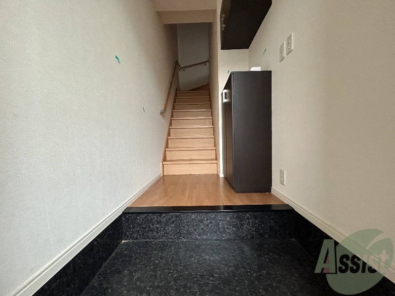 玄関　玄関からの様子です。すぐ部屋が見えないのは安心ですね。