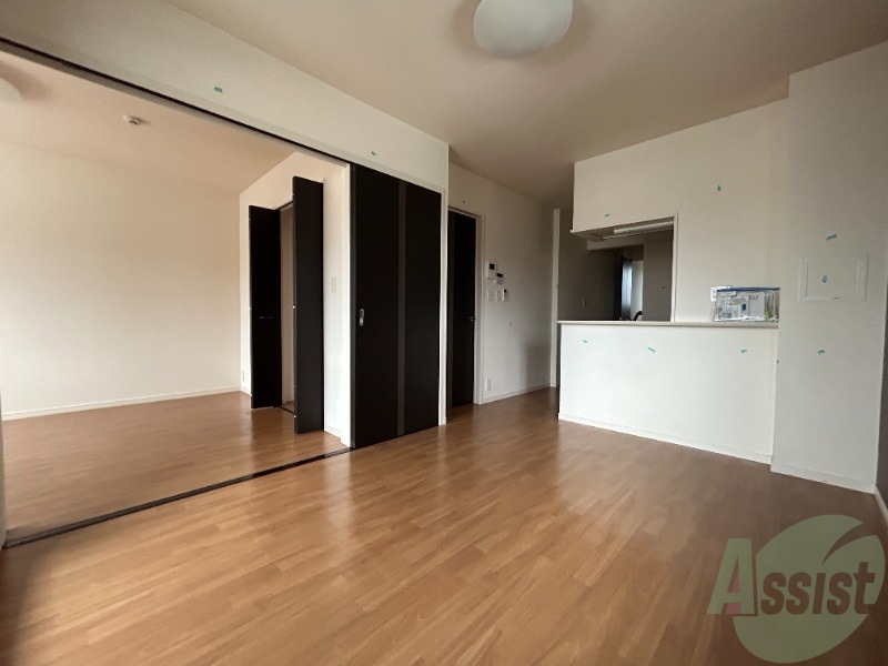 居室・リビング　１０帖のＬＤＫです。広々としてきれいですね。