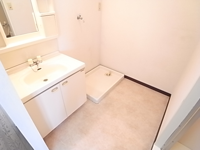 洗面設備　独立洗面台、小物を置くことができて便利です