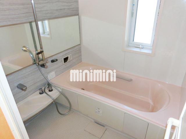 バス・シャワールーム　追い焚き、浴室乾燥機付きのお風呂です。