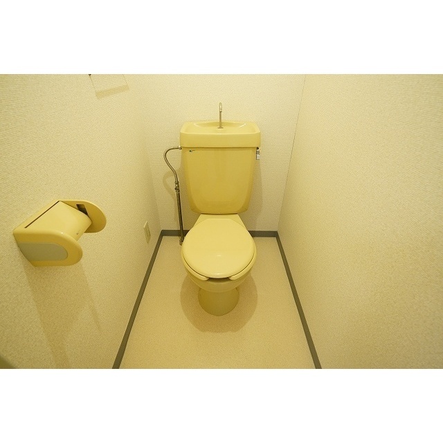 トイレ　落ち着いた色調のトイレです