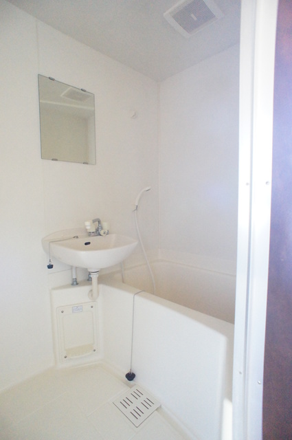 バス・シャワールーム　バストイレ別なので、ゆったりお風呂にもつかれますね♪