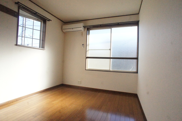 居室・リビング　南向き・角部屋・２面採光の明るいお部屋です☆