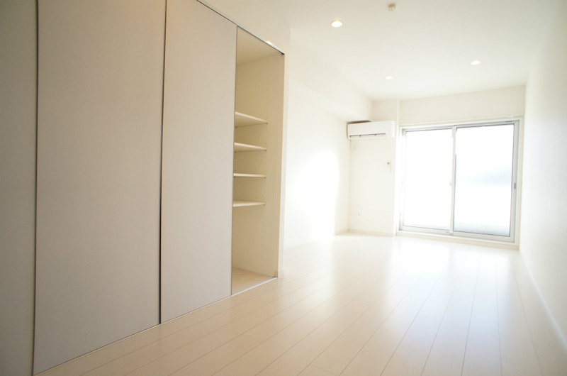 居室・リビング　大型収納付きのリビング♪