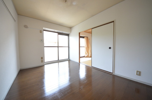 居室・リビング　★大きな窓が、お部屋を明るくしてくれます★