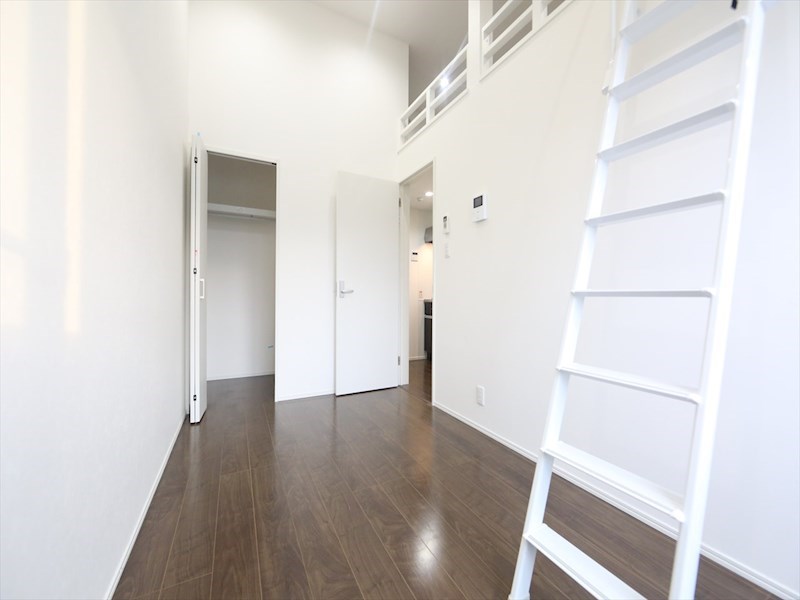 居室・リビング　洋室5帖　ロフト5.4帖（収納にも寝室にも使えます）