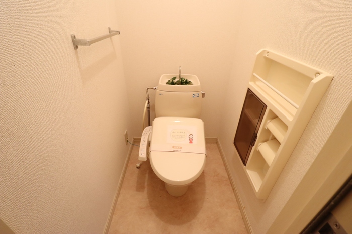 トイレ　もちろん温水洗浄暖房便座です
