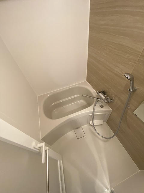 バス・シャワールーム　浴室パネルもお洒落なバスルーム。