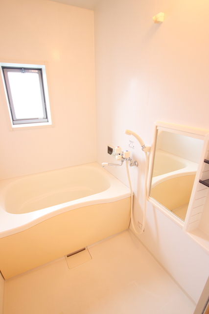 バス・シャワールーム　浴室に換気用の窓あります。