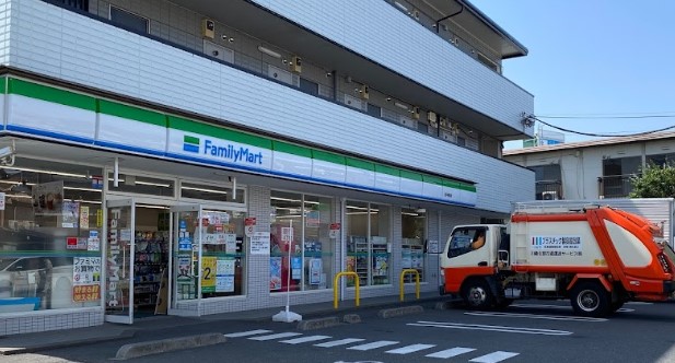コンビニ　ファミリーマート 登戸新町店（コンビニ）まで504m