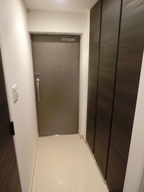 玄関　靴などをたっぷり収納できる下駄箱付き