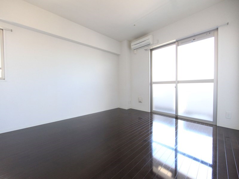 バルコニー　洋室9帖　エアコン完備　2面採光　バルコニー