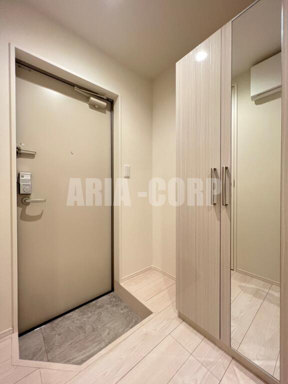 玄関　大型シューズBOX完備です！嬉しい姿見付き♪