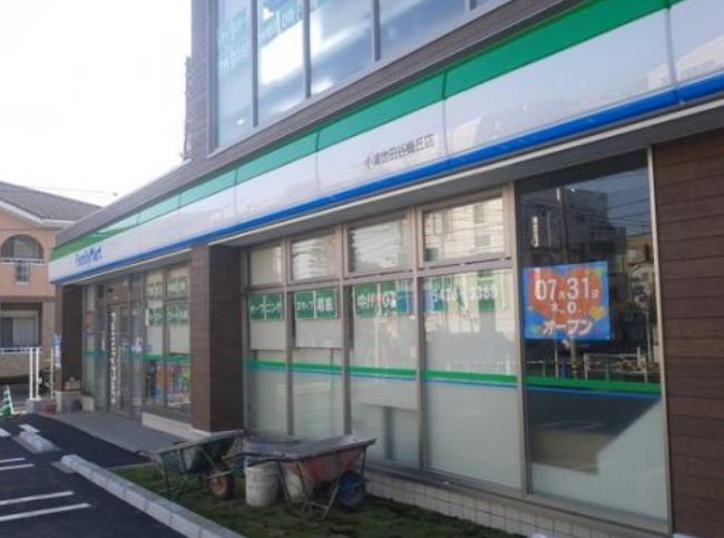 コンビニ　ファミリーマート小浦世田谷梅丘店（コンビニ）まで122m