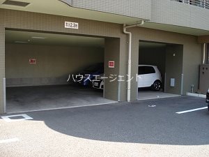 駐車場　駐車場は空確認が必要です