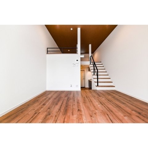 居室・リビング　開放感のあるロフト付きの室内♪