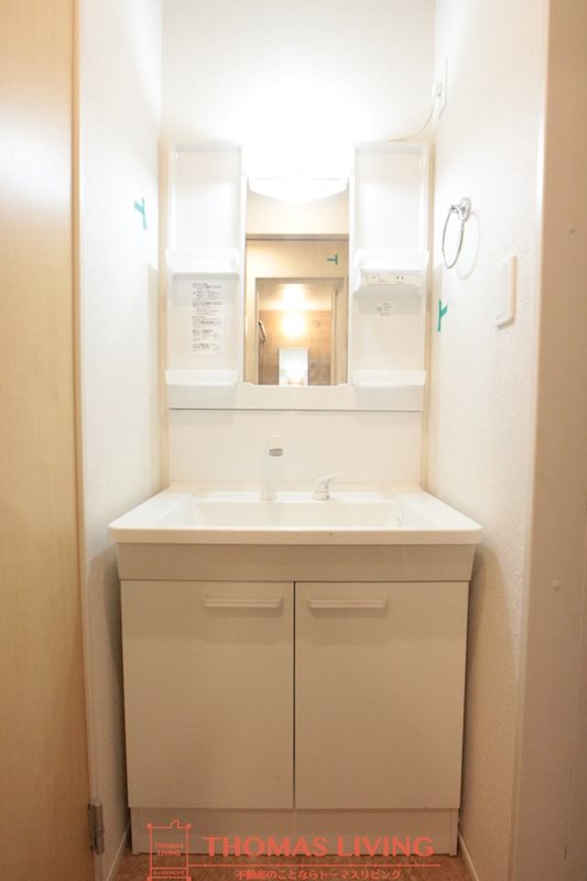 洗面設備　収納スペースも豊富。