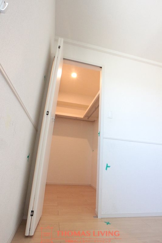 収納　寝室にはしっかり収納スペースあり。