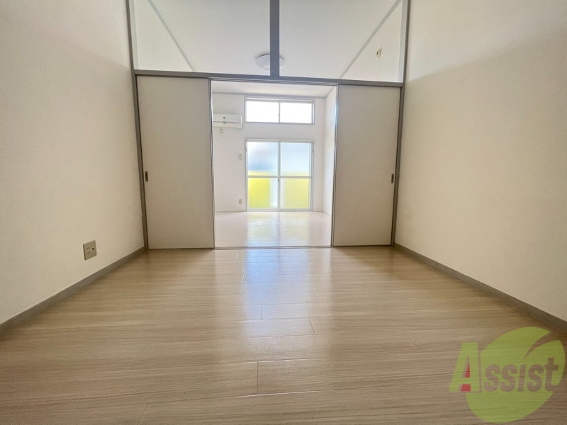 居室・リビング　清潔感のある広々としたお部屋です。