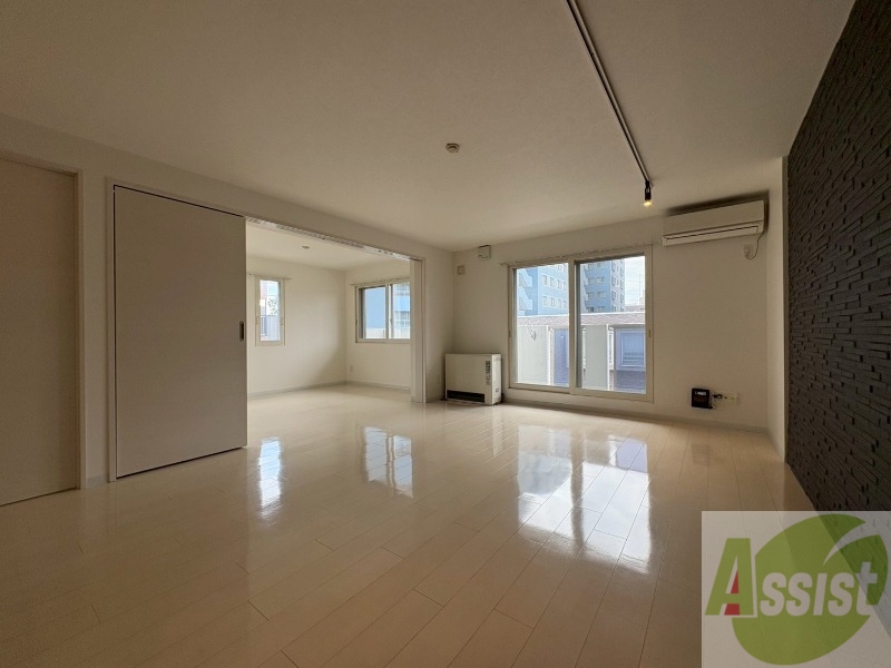 居室・リビング　フローリングや壁の色がお洒落な印象のリビングです。