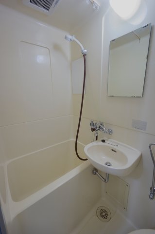 バス・シャワールーム　同物件・別部屋画像、左右反転タイプ