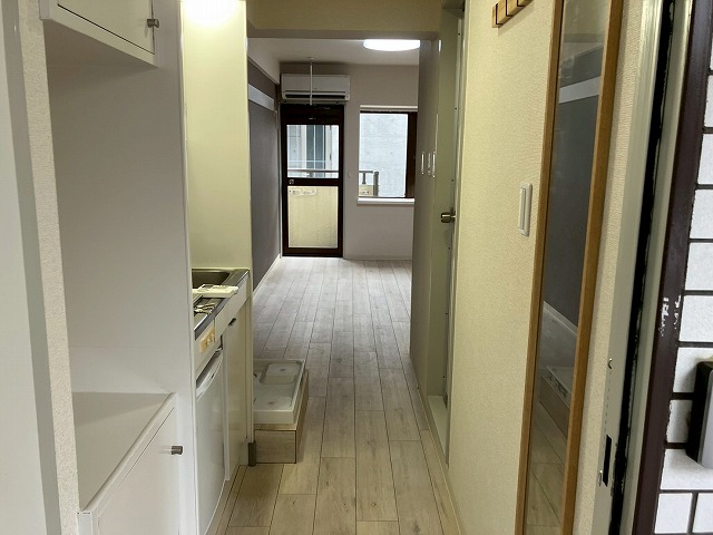 玄関　同物件・別部屋画像、左右反転タイプ