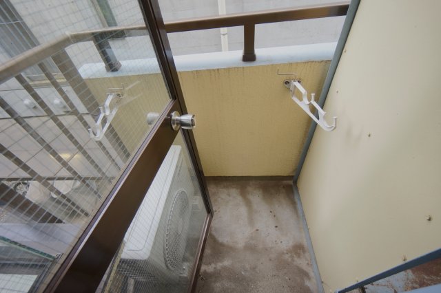 バルコニー　同物件・別部屋画像、左右反転タイプ