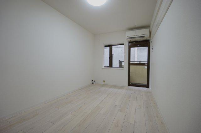 居室・リビング　同物件・別部屋画像、左右反転タイプ