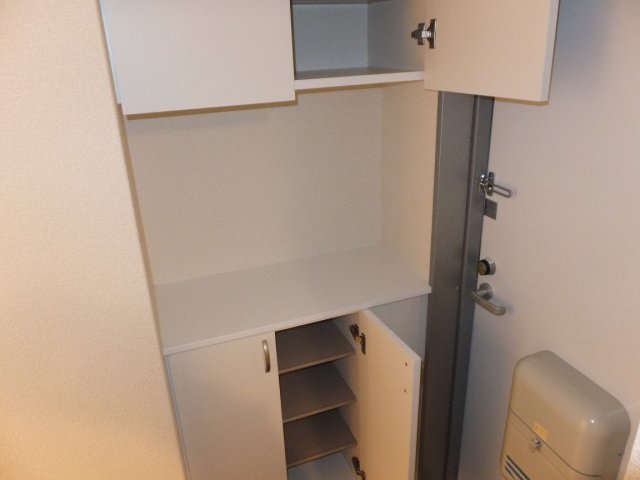 玄関　下駄箱・郵便受け・傘立て付き