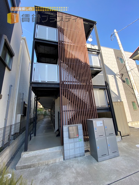 建物外観　木のデザインがアクセント。