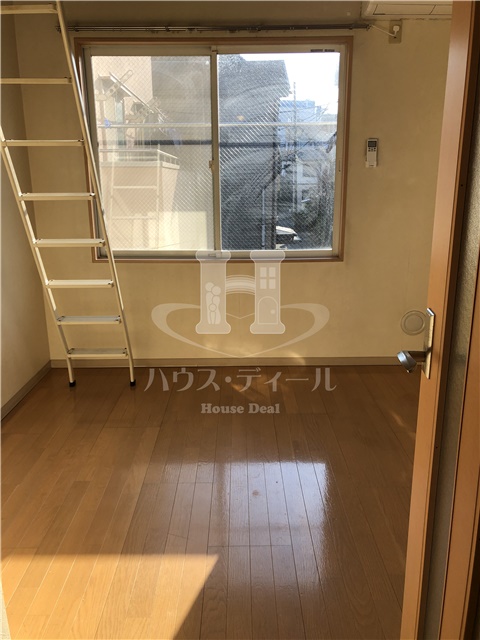 居室・リビング　別号室参考写真です