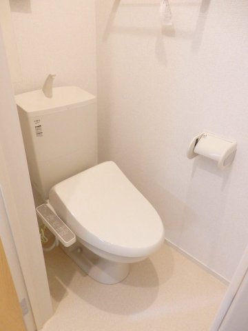 トイレ　落ち着いた色調のトイレです