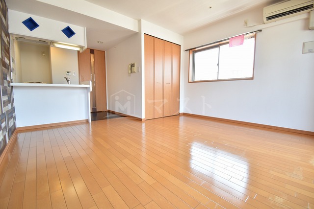 居室・リビング　中部屋は小窓無し