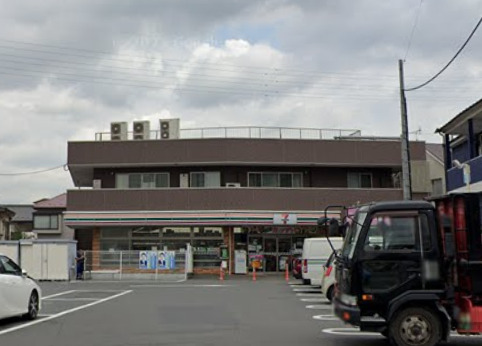コンビニ　セブンイレブン（コンビニ）まで686m