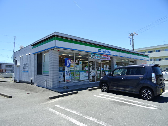 コンビニ　ファミリーマート浜松小沢渡店（コンビニ）まで560m
