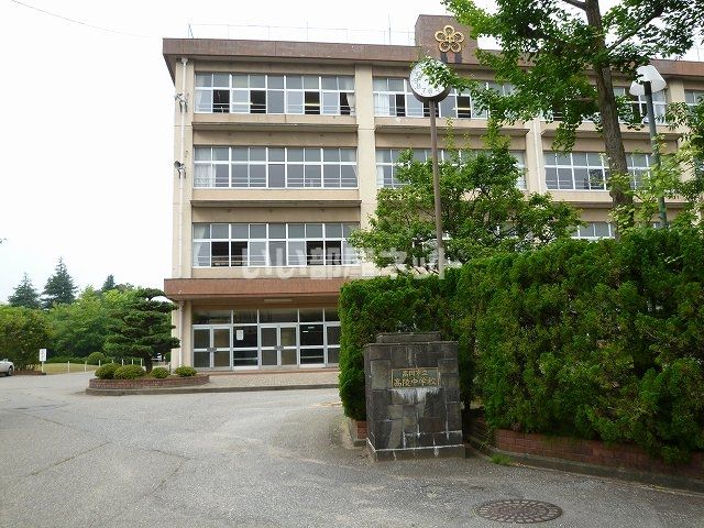 中学校　高岡市立高陵中学校（中学校）まで536m