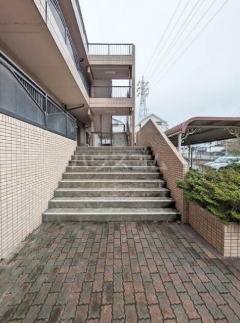 相鉄本線 鶴ケ峰駅 バス乗車時間：7分 最寄りバス停で下車 徒歩2分 3階建 築32年の外観写真