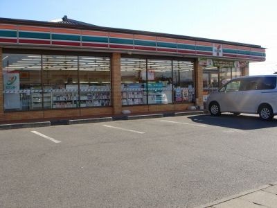 コンビニ　セブンイレブン伊勢崎南千木町店（コンビニ）まで900m