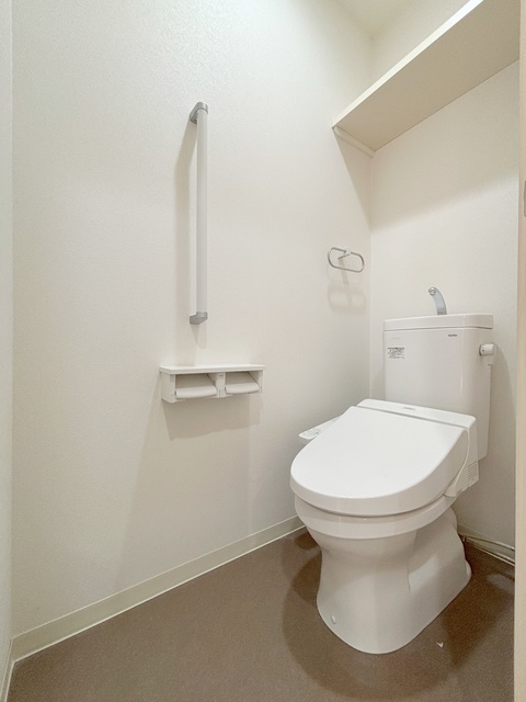 トイレ　人気アイテムの温水洗浄便座。清潔感のあるトイレです。