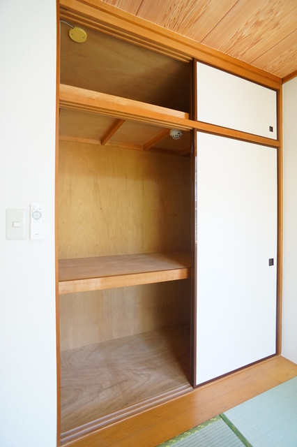 収納　昔ながらの押入タイプは奥行があるので、収納らくらく♪