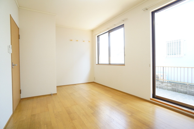 居室・リビング　明るい雰囲気で暮らしやすい！優しい質感の室内がオススメ☆