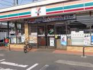 コンビニ　セブンイレブン（コンビニ）まで195m