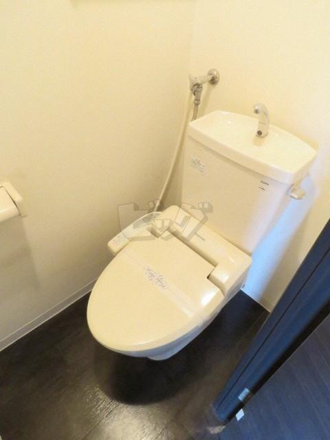 トイレ　嬉しいウォシュレット付きのトイレ！便座温かいですよ♪