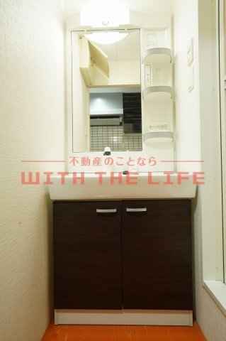 洗面設備　独立洗面化粧台が付いています
