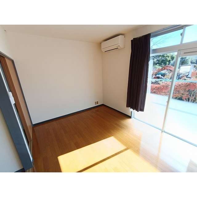 居室・リビング　同仕様のお部屋の写真となります。
