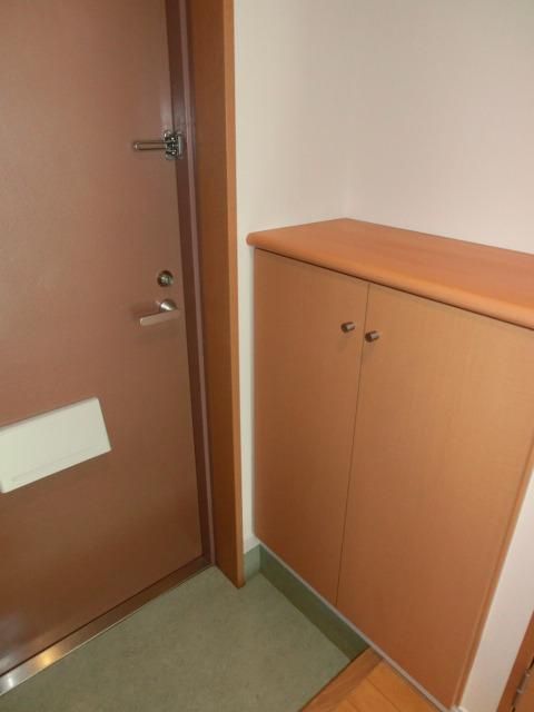 玄関　玄関は下駄箱付き