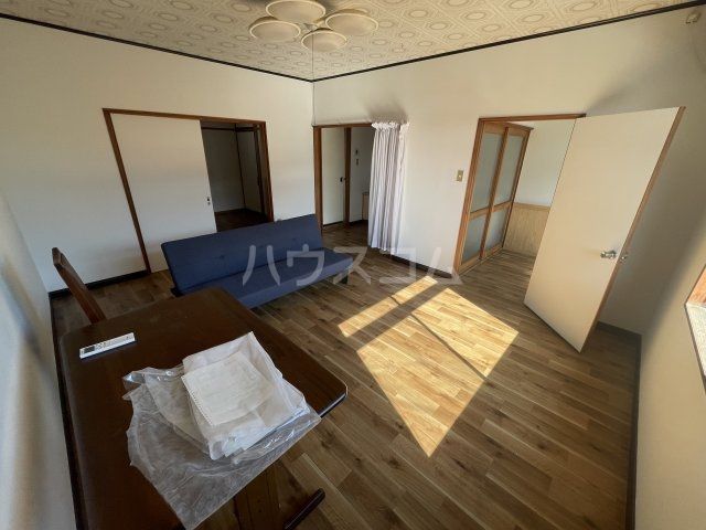 本間アパートEの居間写真