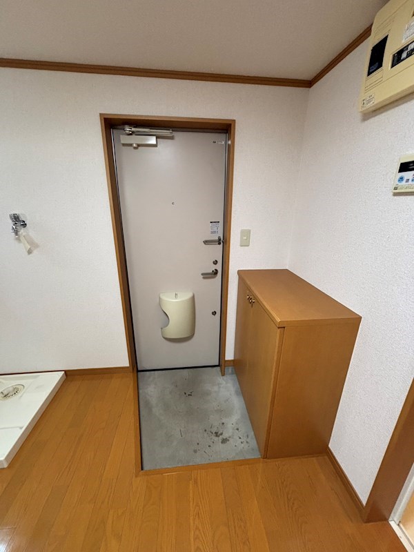 玄関　カウンタータイプのシューズボックス完備